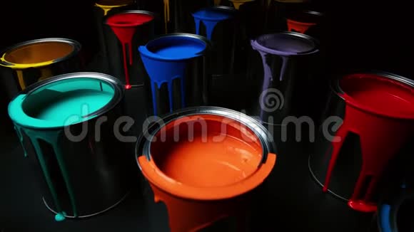 五颜六色的金属桶漆孤立在黑色背景上视频的预览图