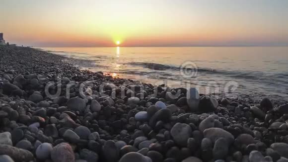 日落的全景在海上石滩海岸与海浪视频的预览图