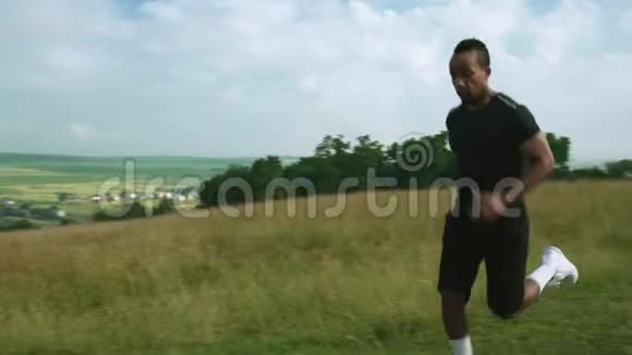 一个英俊的黑人在户外跑步后休息视频的预览图