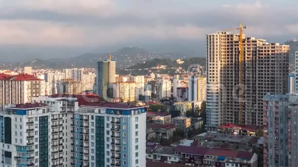 城市空间与建筑工地摩天大楼交通和山脉时光流逝格鲁吉亚巴统视频的预览图