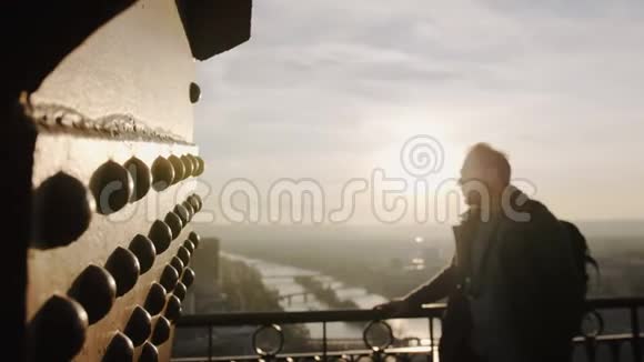 法国著名的埃菲尔铁塔慢动作金属杆巴黎落日天空的史诗般美景中年轻的快乐游客的电影镜头视频的预览图
