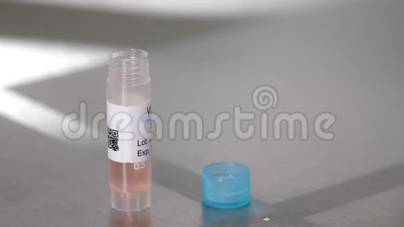 科学家用吸管从瓶子里取液体视频的预览图