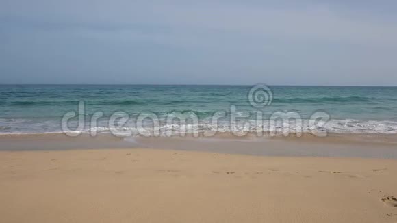 西班牙加那利群岛福尔特温图拉的莫罗杰布尔附近的一个宁静而广阔的沙滩视频的预览图