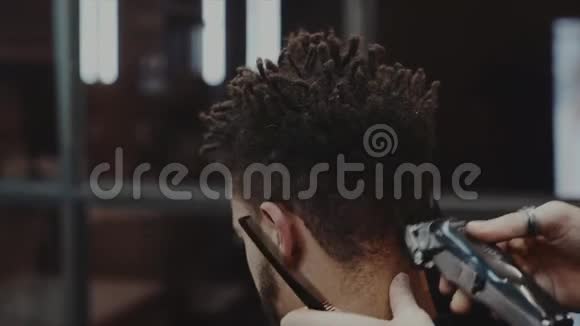 头发护理男人理发店理发视频的预览图