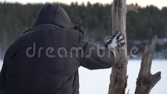一个垂死的人在雪地里的场景一个憔悴疲惫的人慢慢地走在雪地上视频的预览图