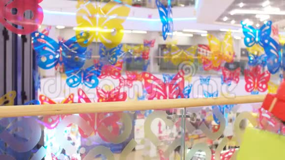 购物中心内部快乐购物狂女孩的肖像用手机进行情感交流视频的预览图