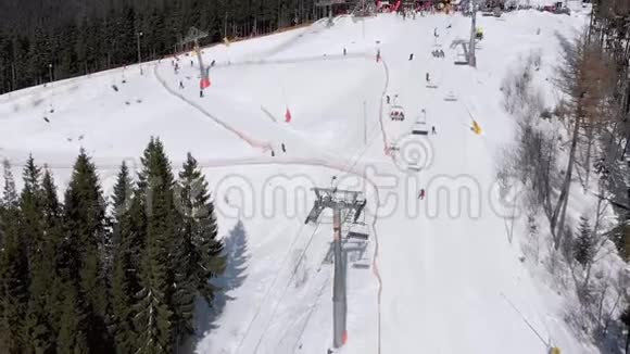 滑雪场滑雪滑台下滑雪滑台的空中景观视频的预览图