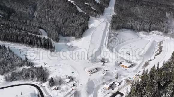 滑雪者在滑雪胜地滑雪升降机附近的高空俯瞰滑雪斜坡Bukvel视频的预览图