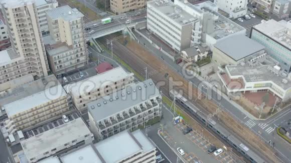 东京列车穿过马基达市区视频的预览图