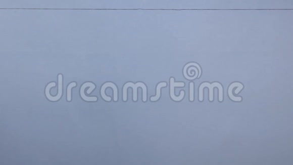 一个男人挂着一张白纸上面写着黑色的铭文在蓝色的背景上搜索视频的预览图