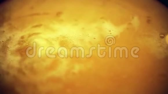 慢镜头在水中起泡橙色维生素C泡腾药丸特写视频的预览图