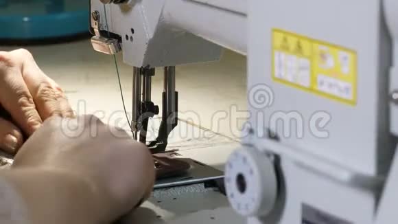 在缝纫机工作期间女性的手视频的预览图