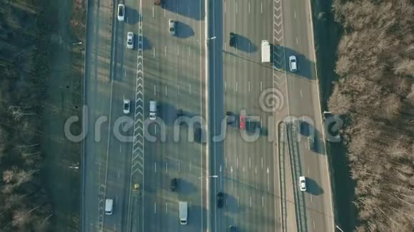 高速公路交通的高空俯视图视频的预览图