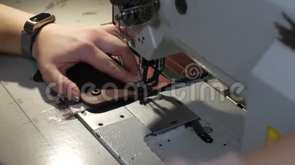 熟练的女手缝制皮包视频的预览图