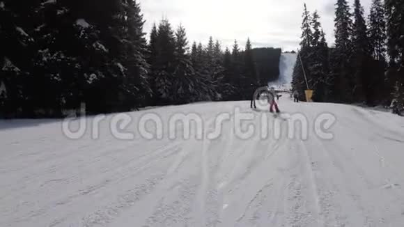 第一人称观看滑雪者和滑雪者滑下滑雪坡滑雪胜地视频的预览图