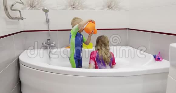 小男孩在洗澡时用塑料水缸洗妹妹的广告视频的预览图