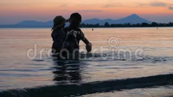 育儿背景快乐的童年概念父亲和女儿一起在海滨度过时光幼儿与视频的预览图