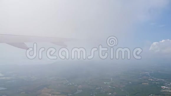 飞机从云层中飞过的机翼飞过后退的陆地视频的预览图