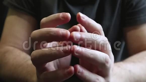 用强烈的咬指甲近距离观察男性的手带报警的手指选择丑陋的手指角质伤口视频的预览图