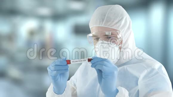 不知名的实验室助理穿着防护衣用黄热病检验试管视频的预览图