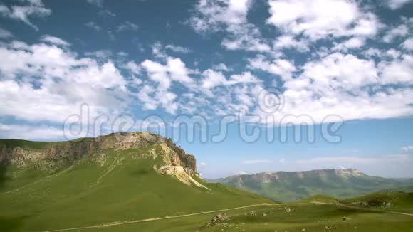 夏天的山景和乌云密布的深蓝色天空视频的预览图
