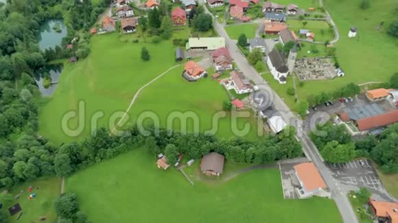 近距离观看阿尔卑斯山脉的村庄德国欧洲高山乡村视频的预览图