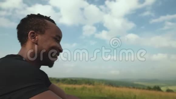 训练后坐在山顶上的快乐非洲男人视频的预览图