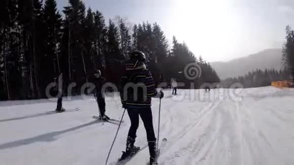 第一人称观看业余滑雪者和滑雪板滑雪者滑下滑雪坡滑雪胜地视频的预览图