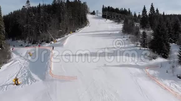 滑雪者的空中视野沿着滑雪场滑雪电梯附近的滑雪坡Bukvel视频的预览图