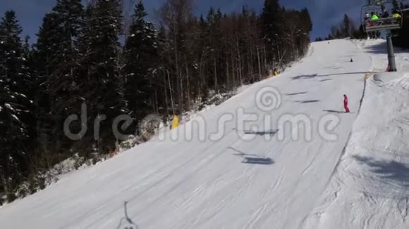 从滑雪椅电梯到滑雪滑雪坡滑雪者滑在滑雪坡滑雪胜地视频的预览图