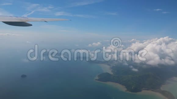 遥远的岛屿和飞机机翼下的白云视频的预览图