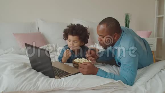 带爆米花在线电影的家庭视频的预览图