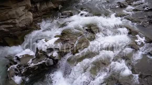 野山河流淌着石头巨石和石急流慢动作视频的预览图