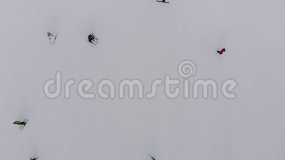滑雪者从山顶俯瞰滑雪场在山上的滑雪坡视频的预览图