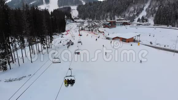 有停车场的滑雪场的鸟瞰图冬季滑雪斜坡及滑雪升降机视频的预览图