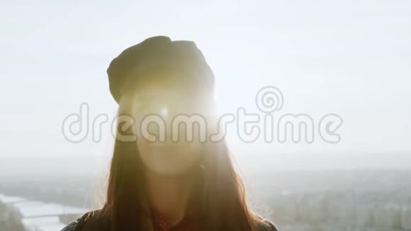 镜头耀斑肖像快乐美丽微笑的女人摆在史诗般的巴黎日落天空上埃菲尔铁塔缓慢的运动视频的预览图