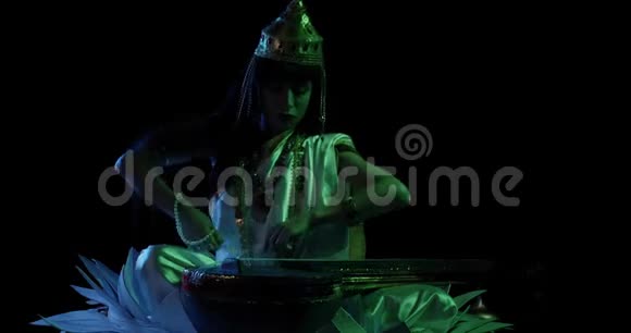 印度神撒拉斯瓦蒂手里拿着珠子躺在维埃纳4k视频的预览图