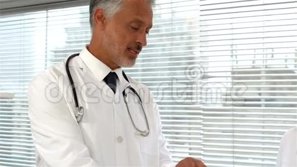 医生给怀孕的病人看药片视频的预览图