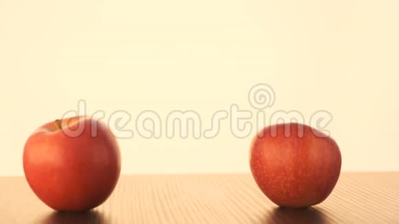 苹果排在一张白色背景的桌子上中间的苹果上下起伏前视图视频的预览图