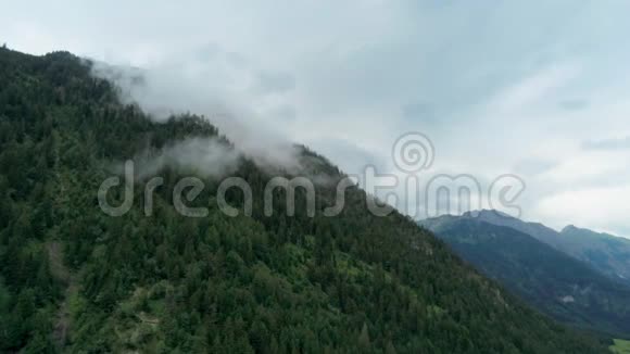 自然的空中风景山脉蒸汽和森林电影背景视频的预览图