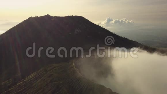 活火山火山口的空中射击印尼日出视频的预览图