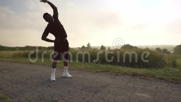 非洲男性跑步者在锻炼前做伸展运动视频的预览图