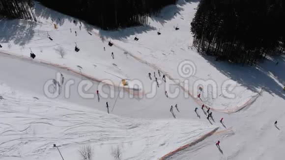 高空观景滑雪者在滑雪场附近的山顶滑雪坡滑雪滑雪胜地视频的预览图