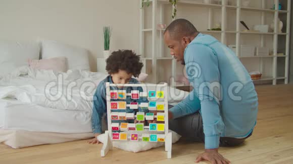 爸爸教儿子字母表教育ABC玩具视频的预览图