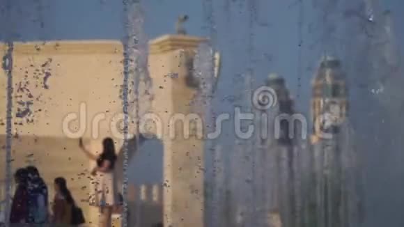 模糊的视野一个城市与慢运动喷泉在前景拍摄于卡塔尔多哈阳光明媚的一天视频的预览图