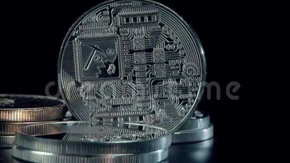 黑色背景上的比特币硬币旋转支架上的银密码币视频的预览图