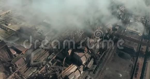 从工业化城市上空俯瞰空气氛围视频的预览图