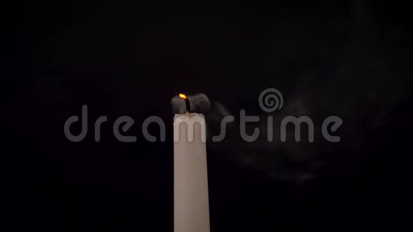 在黑色背景上特写一支孤立燃烧的蜡烛视频的预览图