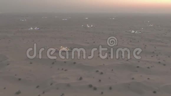 日落时在沙漠中的许多沙漠营地的鸟瞰图阿拉伯联合酋长国视频的预览图