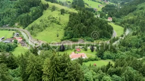 德国亨斯坦阿尔卑斯山脉乡村的鸟瞰图视频的预览图
